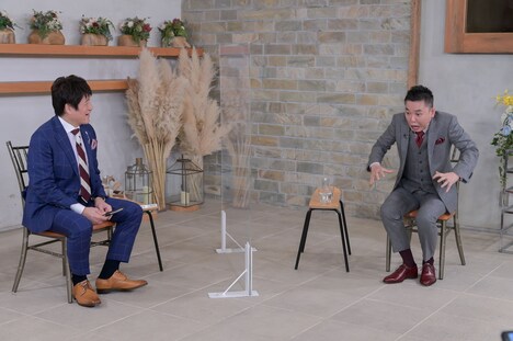 インタビューを受ける爆笑問題・太田（右）。