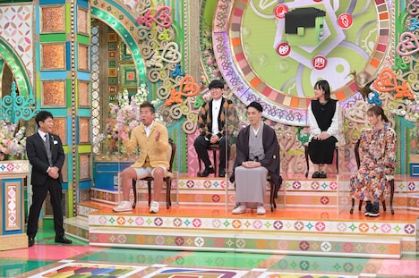 「プレバト!!」初出演の蛙亭（後列2人）。