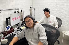 DVD「ロッチ単独ライブ『モモイロッチ』」の副音声収録に臨むロッチ。