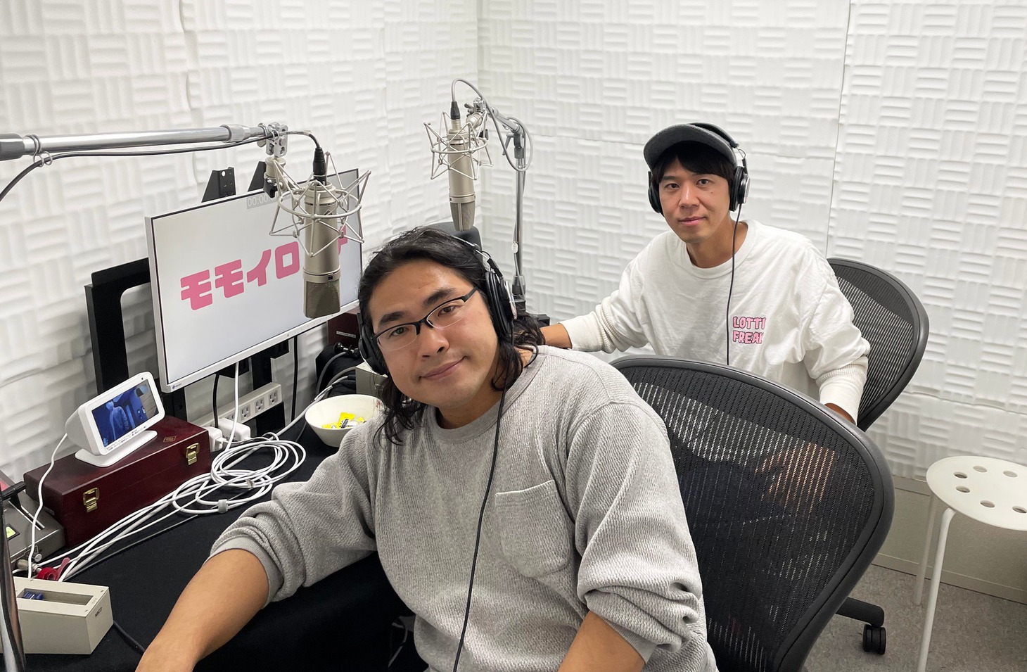 DVD「ロッチ単独ライブ『モモイロッチ』」の副音声収録に臨むロッチ。