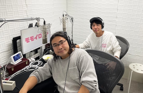 DVD「ロッチ単独ライブ『モモイロッチ』」の副音声収録に臨むロッチ。