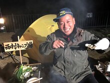 「西村キャンプ場」に出演する、バイきんぐ西村。(c)テレビ新広島