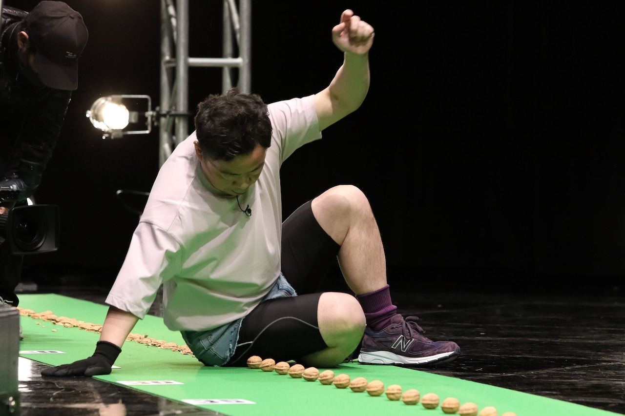 ダイアンユースケ「お尻でクルミ割り」世界記録を目指す最終決戦