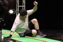 「火曜は全力！華大さんと千鳥くん」で「お尻でクルミ割り」の世界記録に挑戦するダイアン・ユースケ。(c)関西テレビ