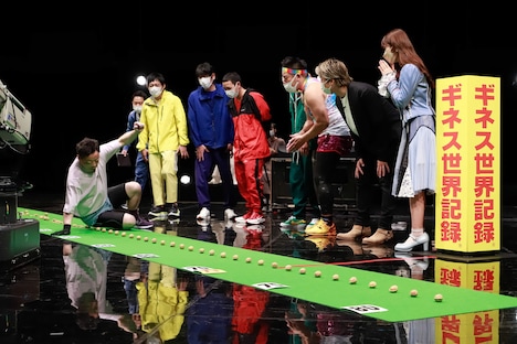 ダイアン・ユースケが「お尻でクルミ割り」世界記録に挑戦しているワンシーン。(c)関西テレビ