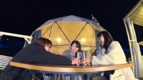 恋愛成就を願う女性座員のグランピング女子会の様子。左から、たかおみゆき、服部ひで子、谷川友梨。