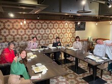 「千原ジュニアのヘベレケ」に出演する（手前左から時計回りで）高田秋、千原ジュニア、ザ・マミィ林田、トリンドル玲奈、小倉優子、ザ・マミィ酒井。(c)東海テレビ