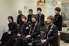 「オールスター即興LIVEコメディ アドリバー」を観るOCTPATHのメンバー。