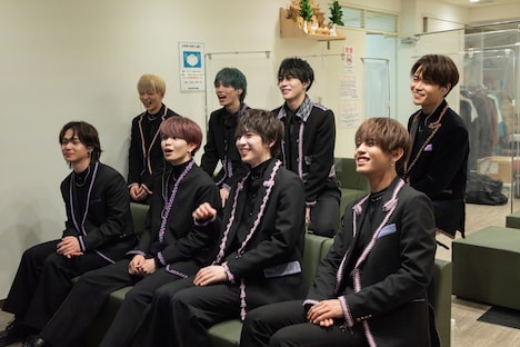 「オールスター即興LIVEコメディ アドリバー」を観るOCTPATHのメンバー。