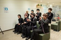 「オールスター即興LIVEコメディ アドリバー」を観るOCTPATHのメンバー。(c)読売テレビ