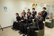 「オールスター即興LIVEコメディ アドリバー」を観るOCTPATHのメンバー。(c)読売テレビ