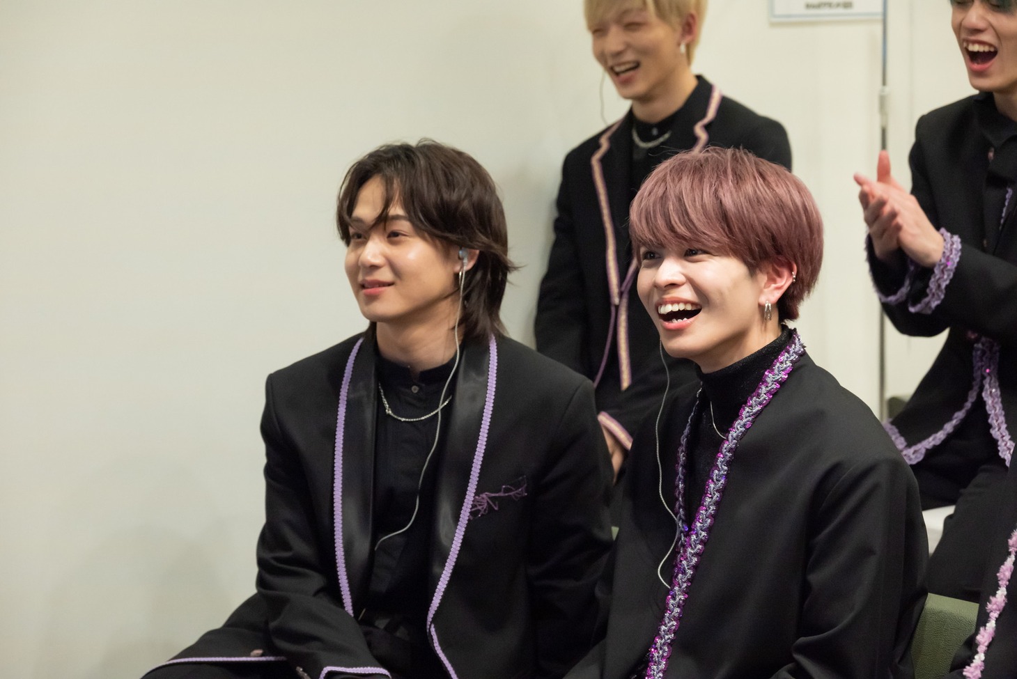 「オールスター即興LIVEコメディ アドリバー」を観るOCTPATHのメンバー。(c)読売テレビ