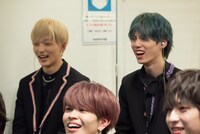 「オールスター即興LIVEコメディ アドリバー」を観るOCTPATHのメンバー。(c)読売テレビ