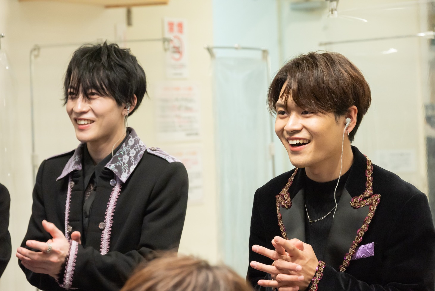 「オールスター即興LIVEコメディ アドリバー」を観るOCTPATHのメンバー。(c)読売テレビ