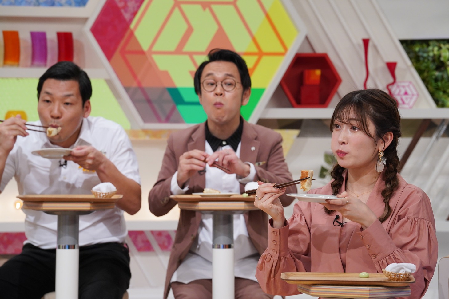 左からインディアンス、吉田朱里。(c)読売テレビ