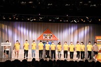 行進しながらステージに登場した出場者たち。左から、もう中学生が思ううどん屋にある無料の天かすをたくさん入れていそうな順。