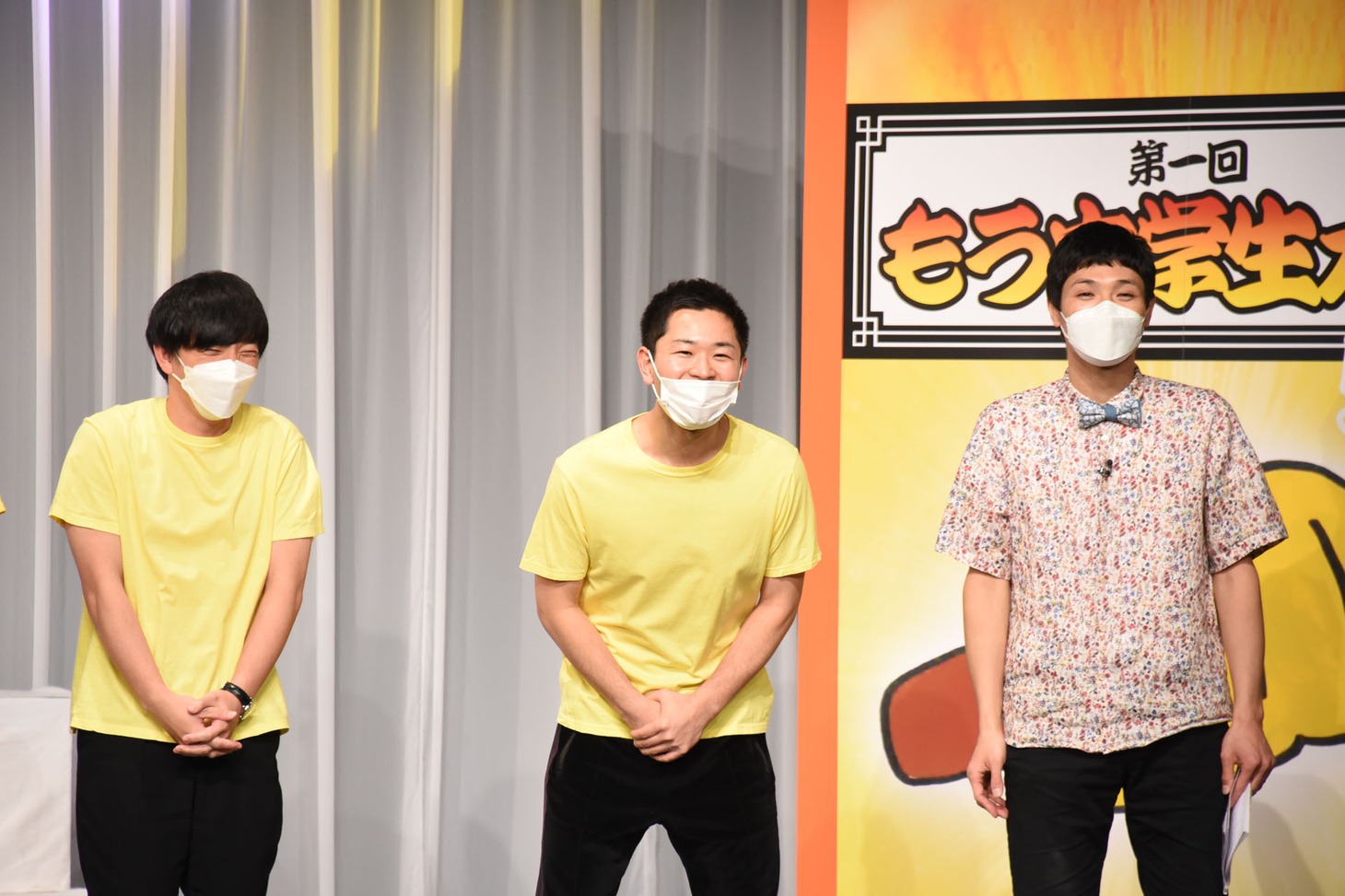 配信カメラの向こうにいるであろう相方・大原にビデオメッセージを送るダンビラムーチョ原田フニャオ（中央）。