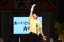 パンサー向井による「あ～いとぅいまてん」斉唱の様子。