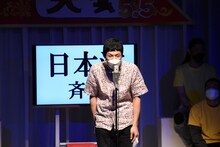 大会実行委員長・もう中学生による「日本海」斉唱の様子。