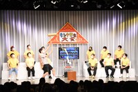 餅つきで開会を祝うが、音響スタッフとうまくタイミングを合わせることができないもう中学生。