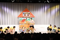 紙相撲のように地面を叩かれるとそのたびに小さく跳ねるもう中学生。