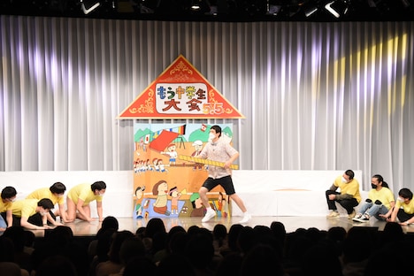 紙相撲のように地面を叩かれるとそのたびに小さく跳ねるもう中学生。