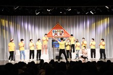 天竺鼠・川原のリクエストで出演者側にもダンスを見せるダンビラムーチョ・原田フニャオ。