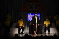 じゃんけんに勝ったとにかく明るい安村が「勝った人がキャンディ」に臨む様子。