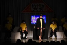 じゃんけんに勝ったとにかく明るい安村が「勝った人がキャンディ」に臨む様子。