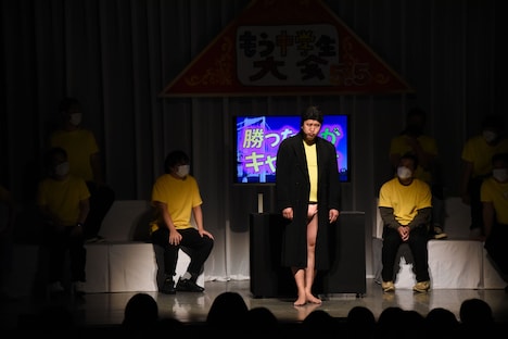 じゃんけんに勝ったとにかく明るい安村が「勝った人がキャンディ」に臨む様子。