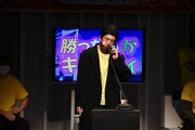 じゃんけんには勝っていないが「勝った人がキャンディテレフォン」に臨むパンサー向井。