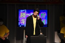 じゃんけんには勝っていないが「勝った人がキャンディテレフォン」に臨むパンサー向井。