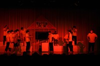 紙芝居のストーリー展開に対するボケでアウトを食らうパンサー尾形（右端）。