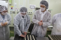 「霜降り明星のあてみなげ」より。(c)静岡朝日テレビ