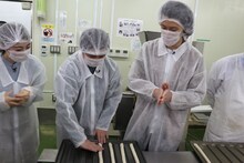 「霜降り明星のあてみなげ」より。(c)静岡朝日テレビ