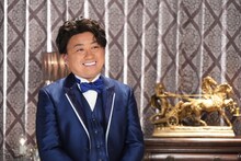 「バチェ田バチェ男」に扮するチョコレートプラネット松尾。(c)フジテレビ