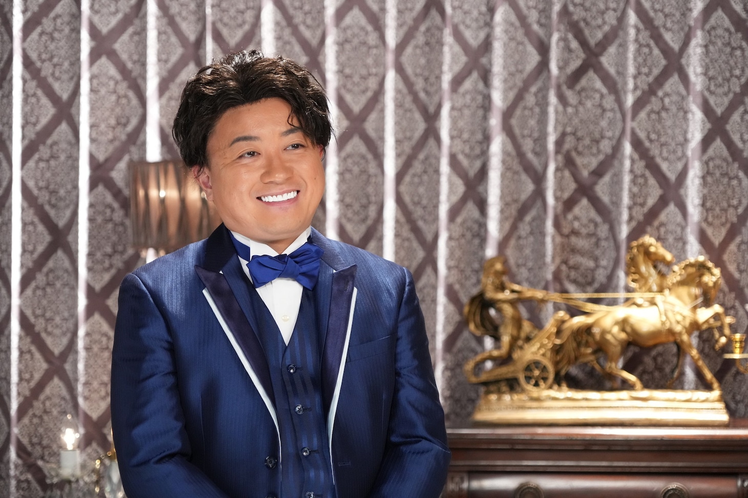 「バチェ田バチェ男」に扮するチョコレートプラネット松尾。(c)フジテレビ