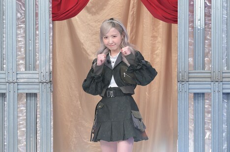 タイムマシーン3号・関とダンス対決を行う本田仁美（AKB48）。