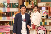 明石家さんま、久慈暁子アナ（右）。(c)フジテレビ