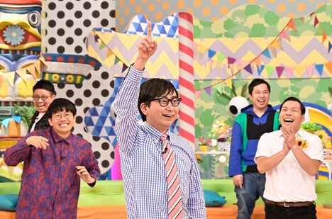 おいでやす小田（中央）ら。(c)TBS