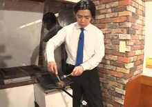 「それって!?実際どうなの課」に出演し、ハンバーグ店で肉汁の量を計測するマヂカルラブリー・野田クリスタル。(c)中京テレビ