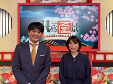 MCの劇団ひとり（左）と、解説の東直子（右）。(c)テレビ東京