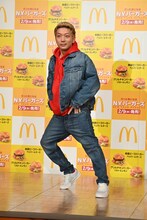 時間差で登場したニューヨーク嶋佐。