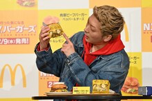 新商品を試食するニューヨーク嶋佐。