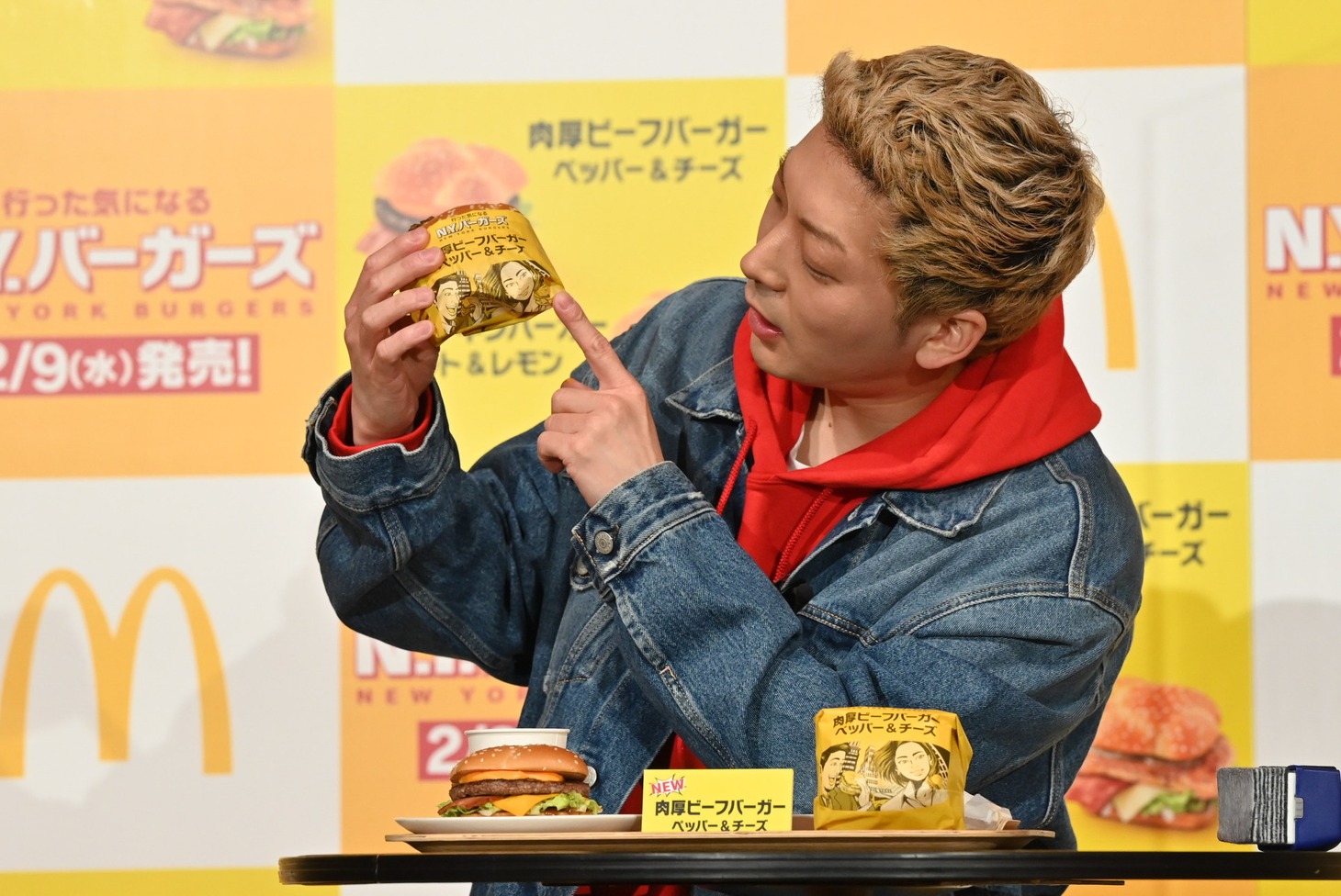 新商品を試食するニューヨーク嶋佐。