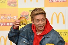 新商品を試食するニューヨーク嶋佐。