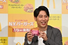 新商品を試食するニューヨーク屋敷。