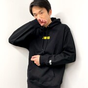 新グッズの「FC限定 OMAETACHI LOGO HOOODIE」を着用するかまいたち濱家。