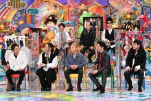 「アメトーーク！」に「L'Arc-en-Ciel大好き芸人」として出演する（前列左から）狩野英孝、アインシュタイン稲田、ニューヨーク、NON STYLE井上、（後列左から）入間国際宣言・西田、トレンディエンジェル斎藤、ペレ草田。(c)テレビ朝日