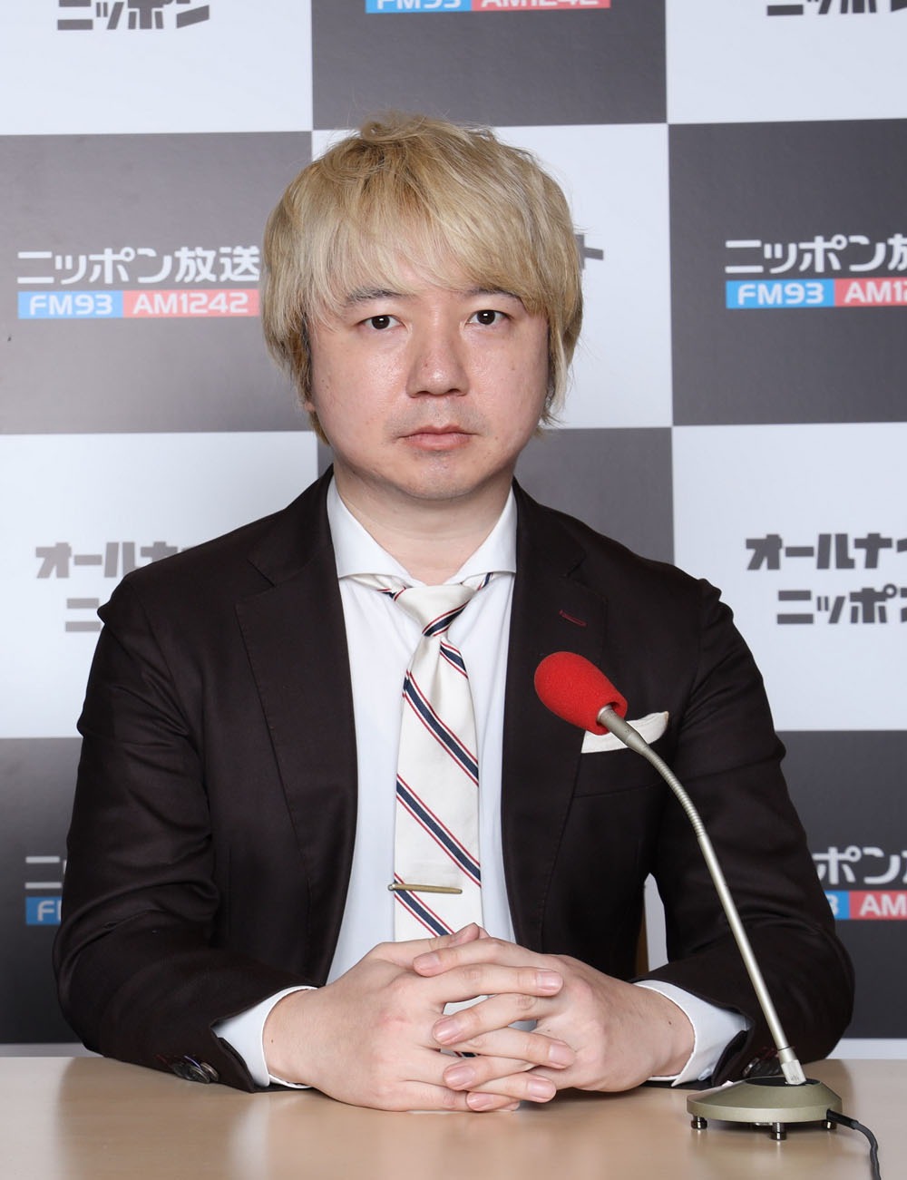 ラジオプロデューサー役を演じる三四郎・相田。